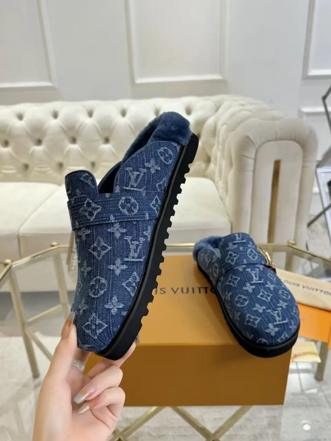 p600✨ LV Couple’s Wool Slippers｜Full of high-end feel, the soles of your feet are luxurious✨ We have achieved the ultimate restoration of the "higher version" of this pair of LV classic toe-toe slippers! 👫💫 🌟 The core advantages are clear at a glance: ✔️ Original jacquard + cowhide fabric, delicate texture, high-end at first glance; ✔️ 280% pure wool lining, wearing barefoot is like stepping on clouds ☁️, soft and skin-friendly and not sweaty; ✔️ Non-slip rubber bottom + three-dimensional toe design, super stable for walking, fashionable and practical!  👀 Must-have attention to detail: Belt buckle + classic LV presbyopic elements, revealing the aura of a big-name brand in a low-key manner ~ Whether it is a couple dating or a trip with besties, both of them are the focus when they go out👟💖 ✨ Easily match the wardrobe: jeans + sweaters, lazy and casual style ✔️ Coat + skirt, refined and elegant ✔️ One pair of shoes can handle a variety of styles, and the sense of luxury is never artificial ~ #LV slippers #couple outfit #High-End Customization #Quality Shoes Recommendation Fabric: Yangjing/classic jacquard fabric Lining: Imported wool lining Sole: Original rubber sole Size: Female 35-41 Male 38-46